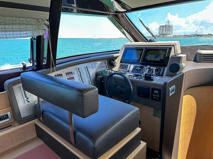 法拉帝(Ferretti)570私人飞桥游艇中控