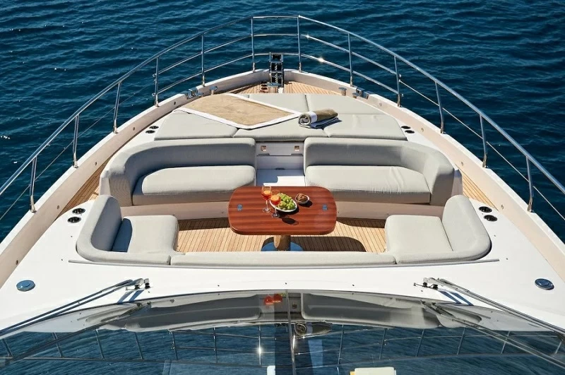 阿兹慕(Azimut)78豪华飞桥游艇前甲板日光浴区