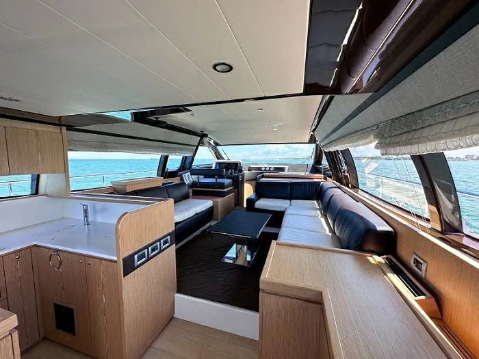 法拉帝(Ferretti)570私人飞桥游艇沙龙