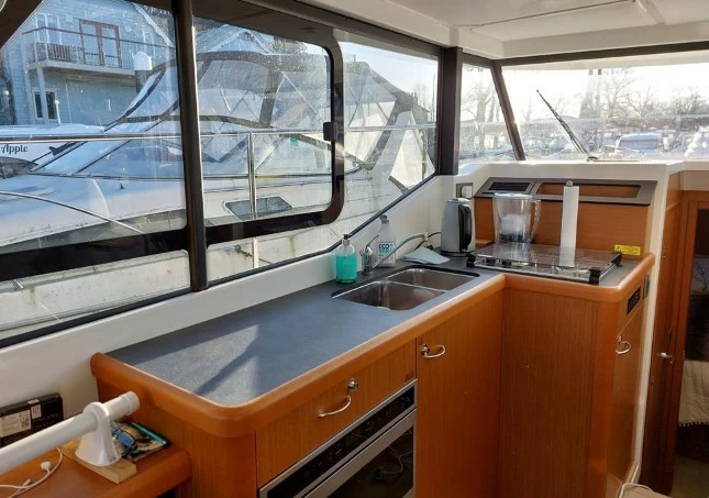 10米博纳多(Beneteau)思乐30二手私人游艇厨房区