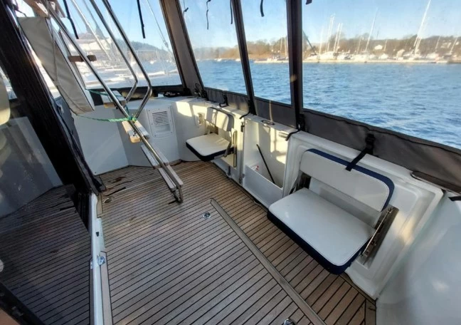 10米博纳多(Beneteau)思乐30二手私人游艇船艉甲板