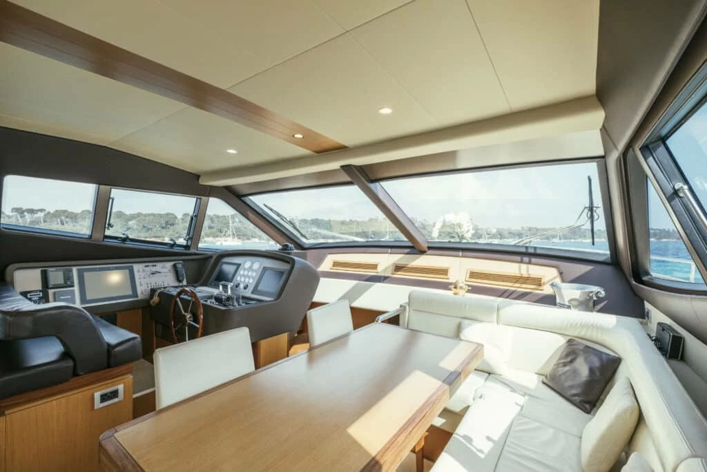 21米法拉帝(Ferretti)Altura690豪华游艇驾驶区