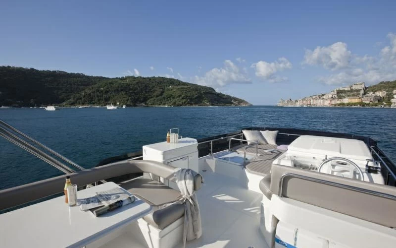 法拉帝(Ferretti)570私人游艇飞桥