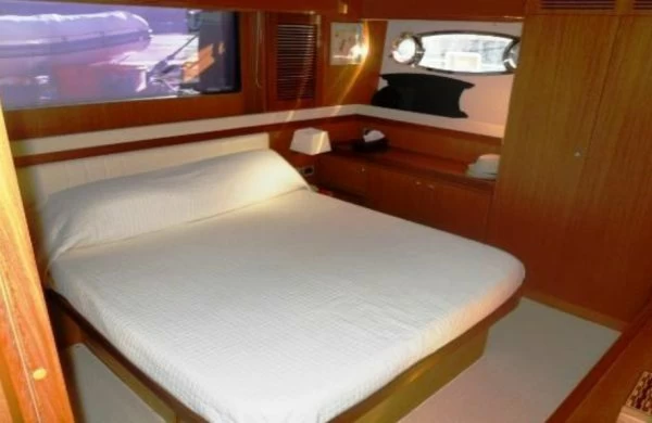 21米法拉帝(Ferretti)Altura690豪华游艇客舱