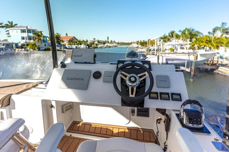 枫丹白露(Fountaine Pajot)MY37双体飞桥游艇中控