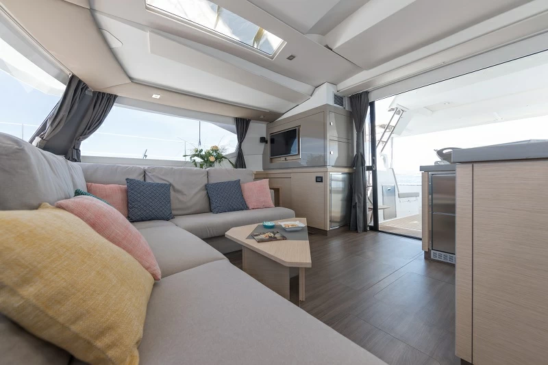 14米枫丹白露(Fountaine Pajot)Saona47双体帆船沙龙区