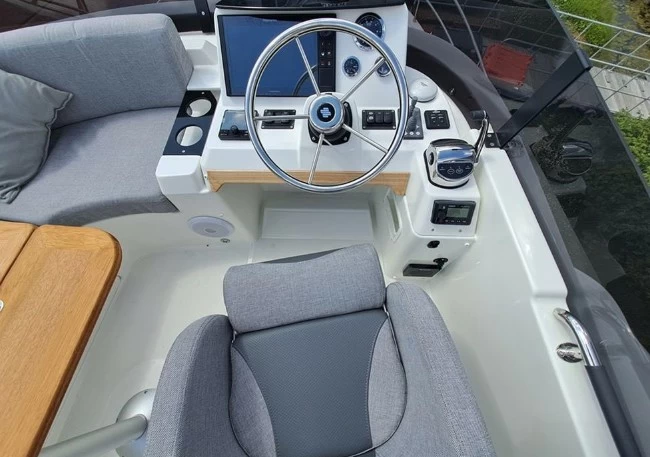 博纳多（Beneteau）思乐35二手游艇中控