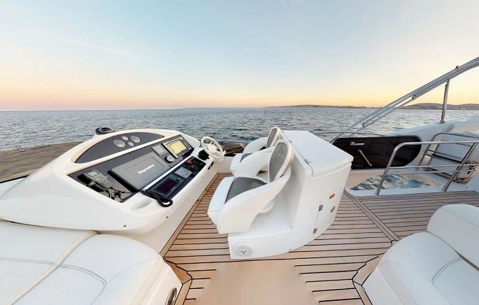 圣汐克(Sunseeker)Manhattan63飞桥游艇中控