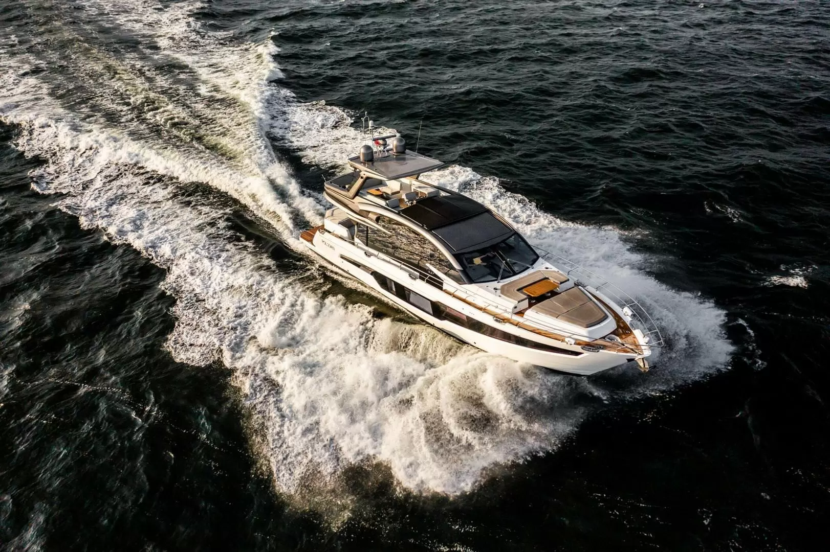 卡帝尔(Galeon)700Skydeck豪华游艇