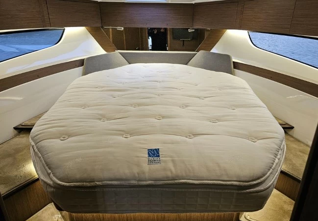 博纳多(Beneteau)安海仕11二手运动游艇卧室