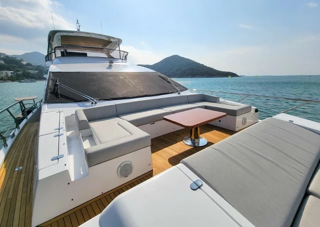 26米阿兹慕(Azimut)Grande25M豪华游艇前甲板