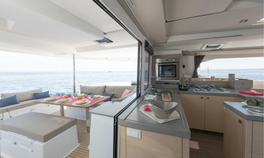 14米枫丹白露(Fountaine Pajot)Saona47双体帆船厨房区