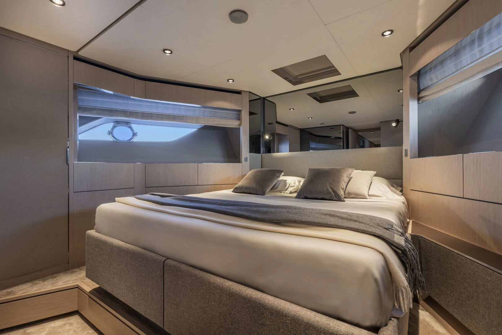 24米法拉帝(Ferretti)780私人飞桥游艇客舱