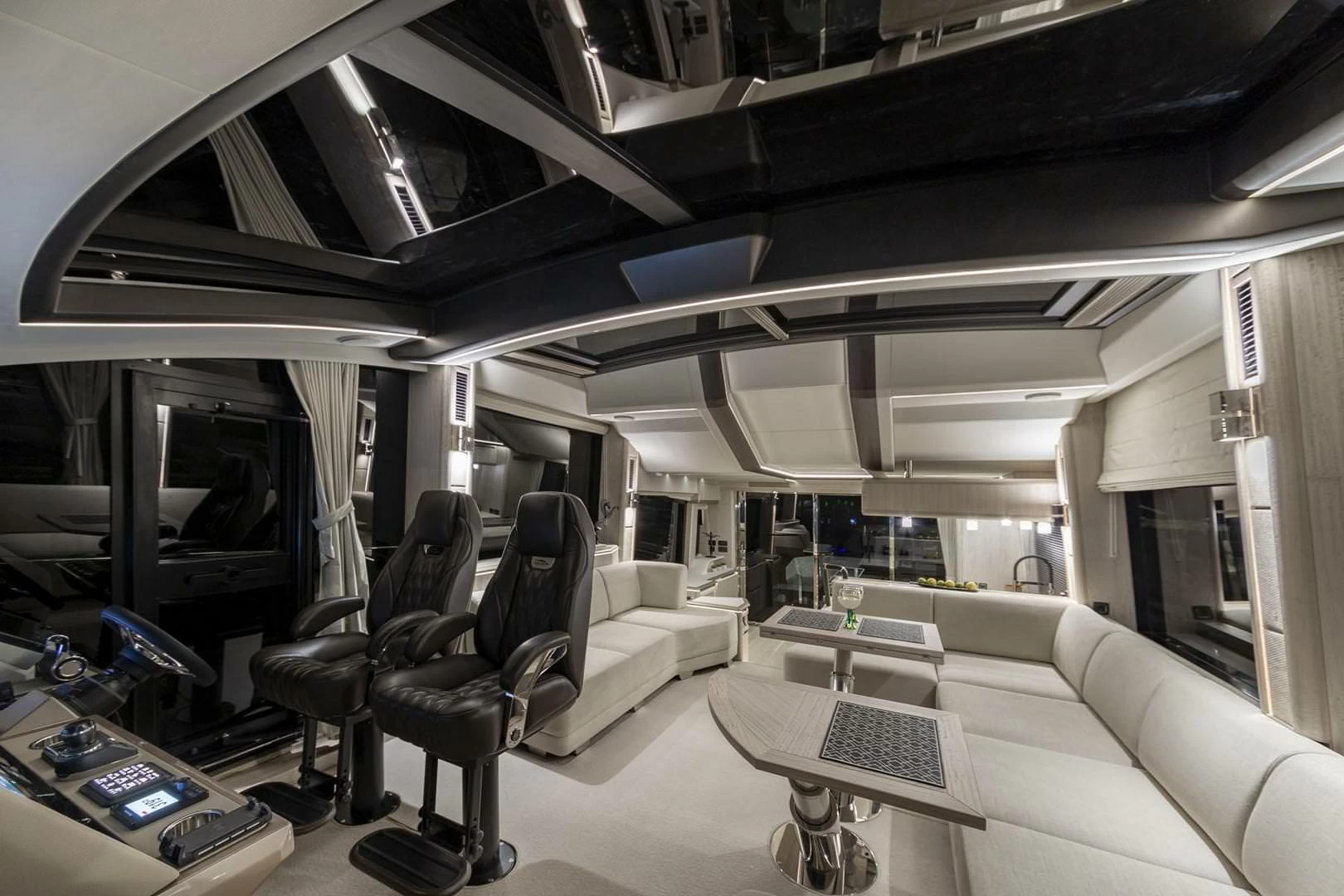 卡帝尔(Galeon)700Skydeck豪华游艇沙龙