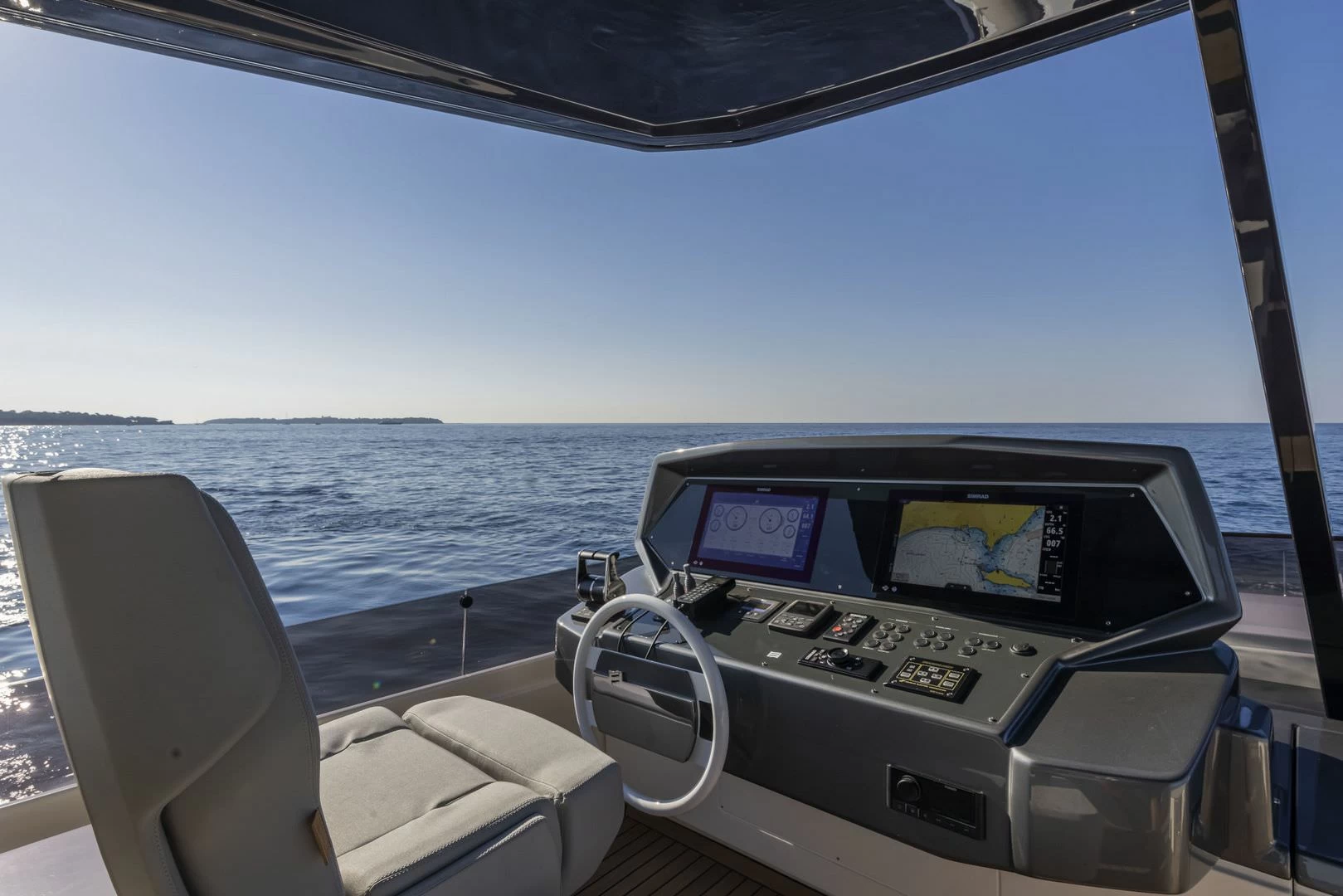 24米法拉帝(Ferretti)780私人飞桥游艇飞桥驾驶区