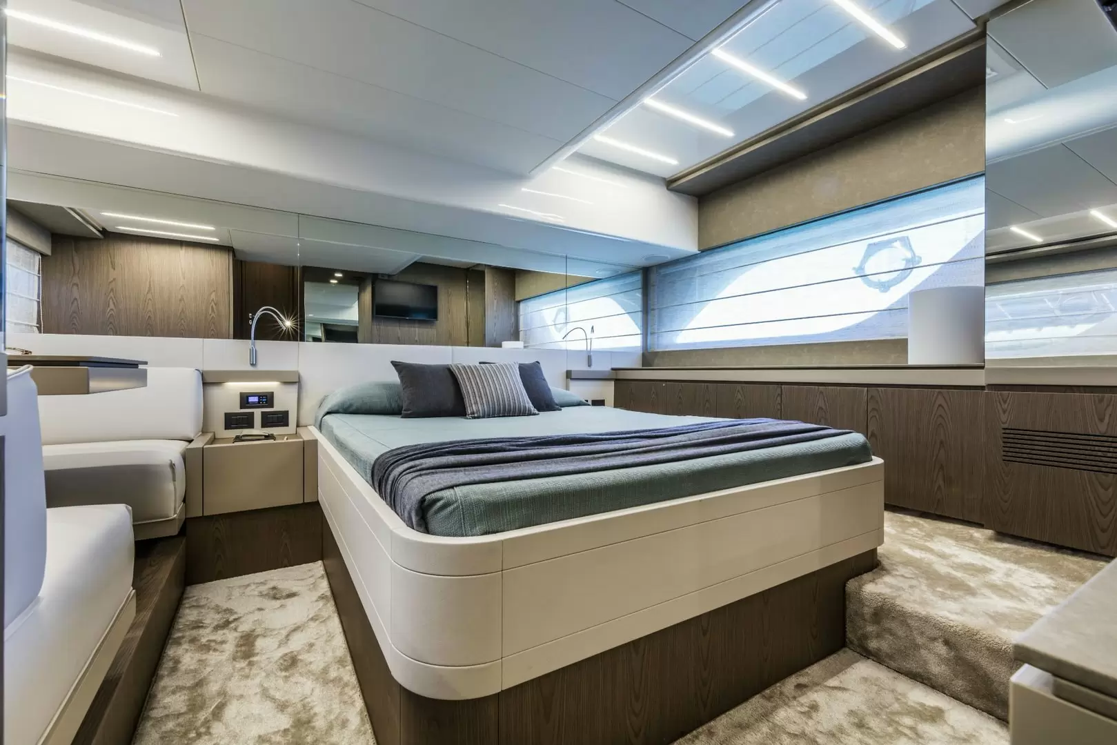 法拉帝(Ferretti)550飞桥游艇卧室