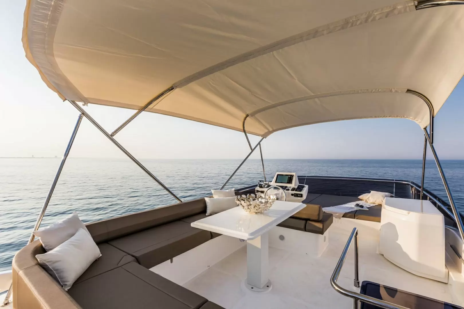 法拉帝(Ferretti)550游艇飞桥