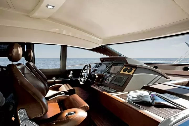 阿兹慕(Azimut)70飞桥游艇中控