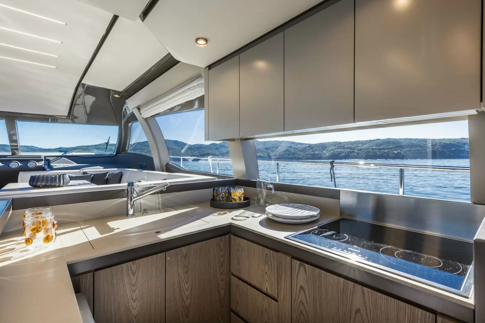 法拉帝(Ferretti)550飞桥游艇厨房