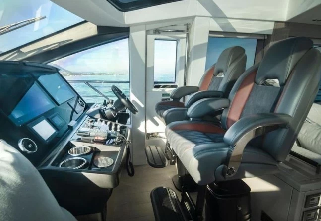 23米圣汐克(Sunseeker)Predator75二手豪华游艇驾驶区