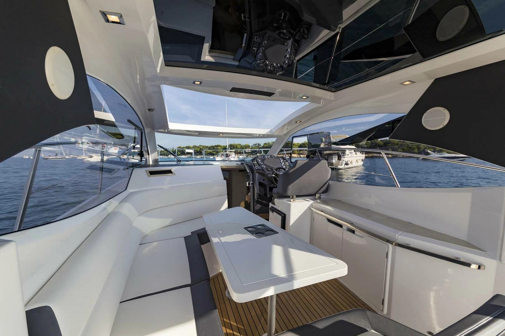 11米卡帝尔(Galeon)365HTS私人运动游艇驾驶舱
