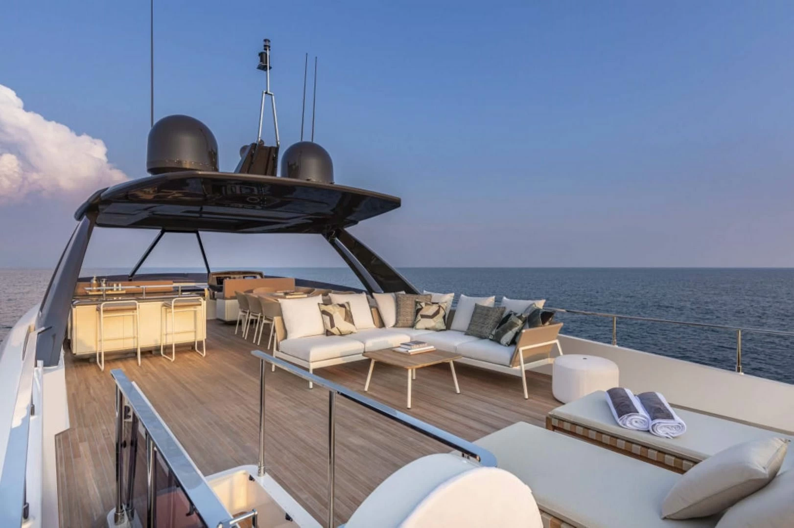 法拉帝(Ferretti)920游艇飞桥区
