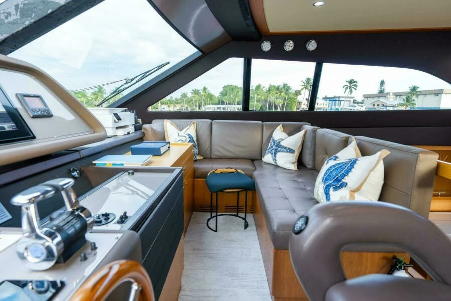 法拉帝（Ferretti）Altura840飞桥游艇中控