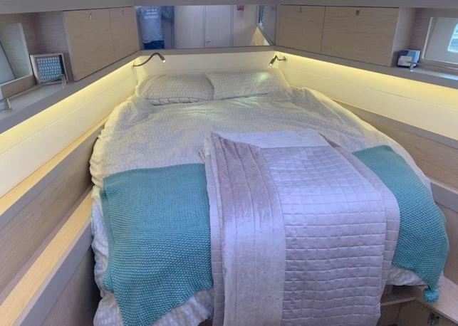 博纳多(Beneteau)遨享仕45帆船卧室