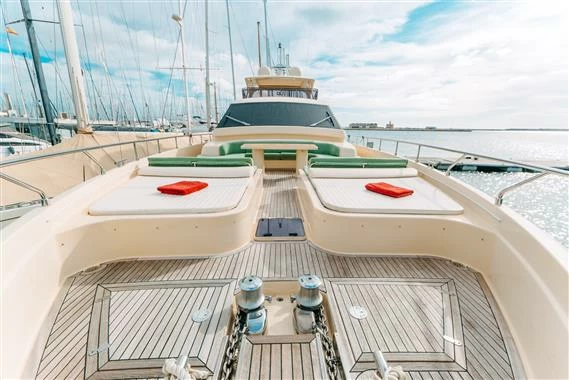 法拉帝（Ferretti）Altura840飞桥游艇前甲板