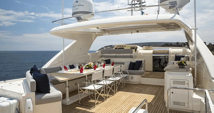 法拉帝(Ferretti)881豪华游艇飞桥