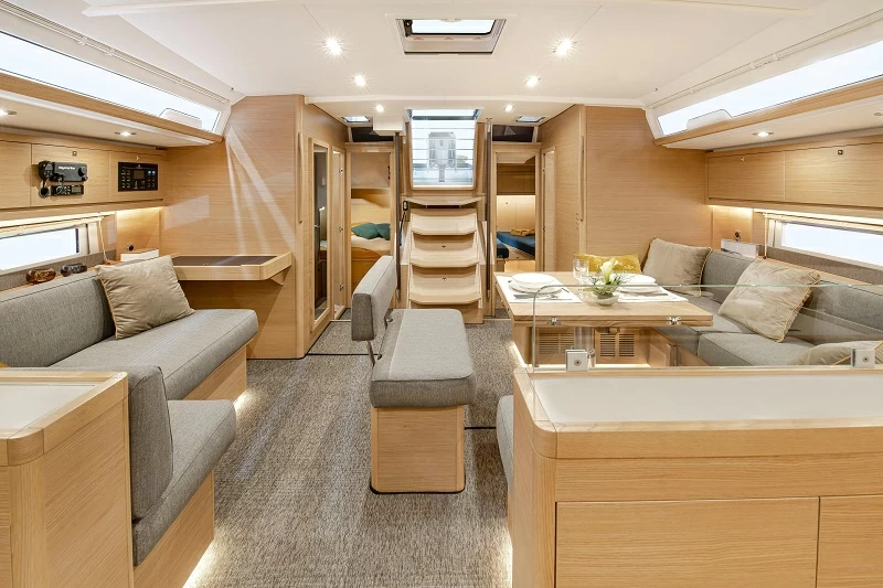16米丹枫(Dufour)530中型帆船沙龙区