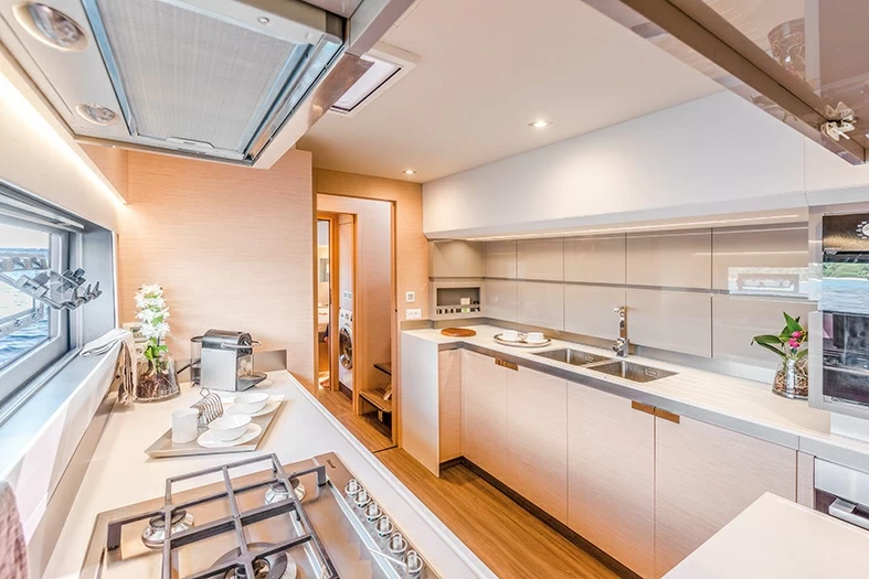 枫丹白露(Fountaine Pajot)Alegria67双体帆船厨房