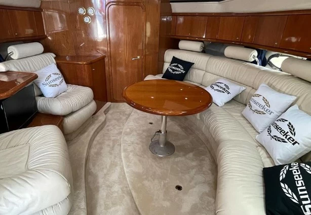 15米圣汐克(Sunseeker)Superhawk48二手运动游艇沙龙区