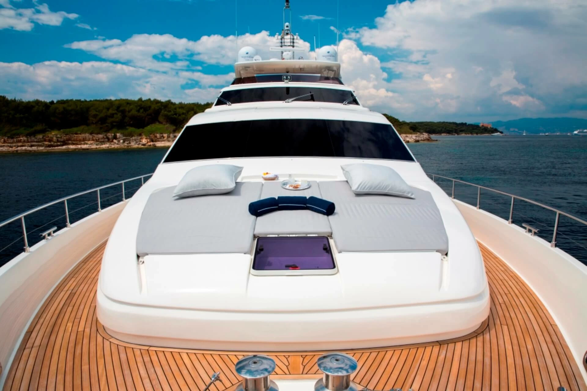 法拉帝(Ferretti)881豪华飞桥游艇前甲板