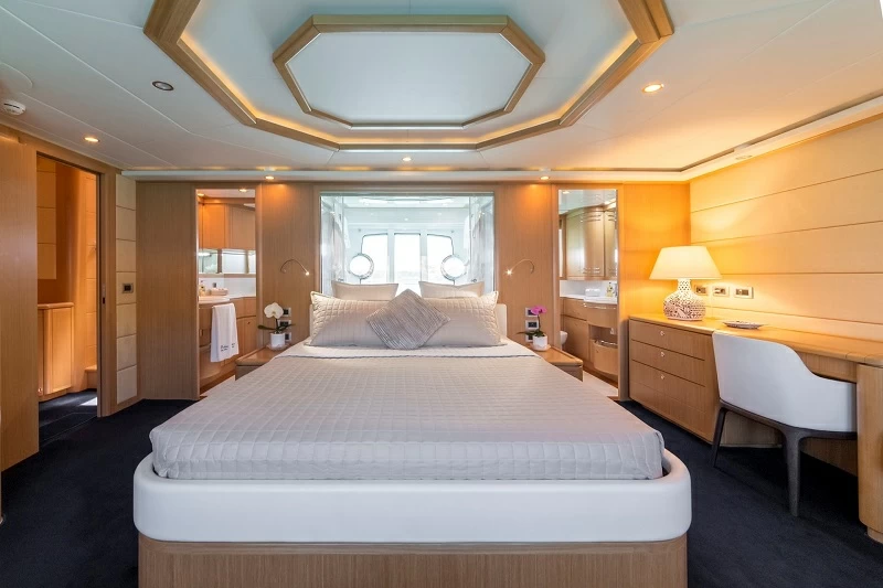 法拉帝(Ferretti)881豪华飞桥游艇卧室