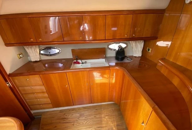 16米圣汐克(Sunseeker)Camargue50二手游艇厨房区