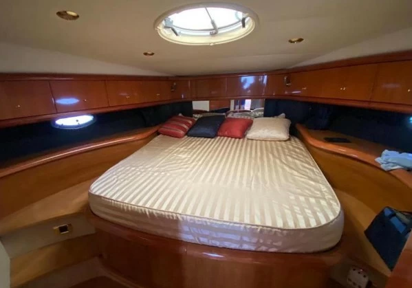 16米圣汐克(Sunseeker)Camargue50二手游艇客舱