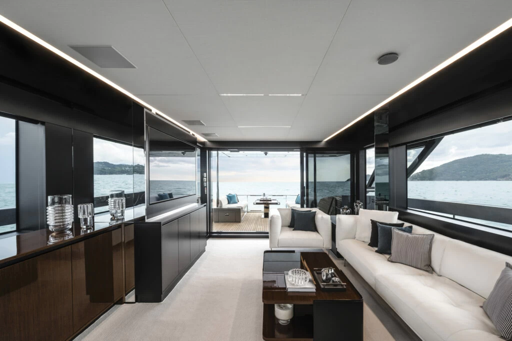 丽娃(Riva)82Diva飞桥游艇沙龙