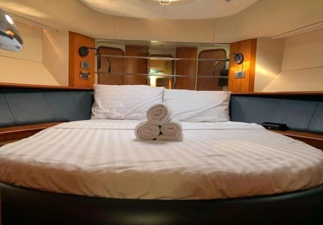 阿兹慕(Azimut)46二手游艇卧室