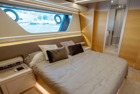定制法拉帝(CustomLine)Navetta28二手豪华游艇卧室