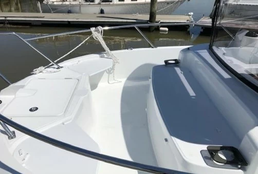 博纳多(Beneteau)Barracuda23二手钓鱼游艇前甲板