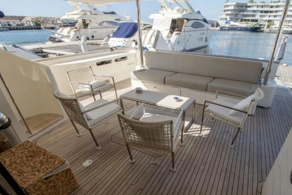 定制法拉帝(CustomLine)Navetta28二手豪华游艇船尾沙发