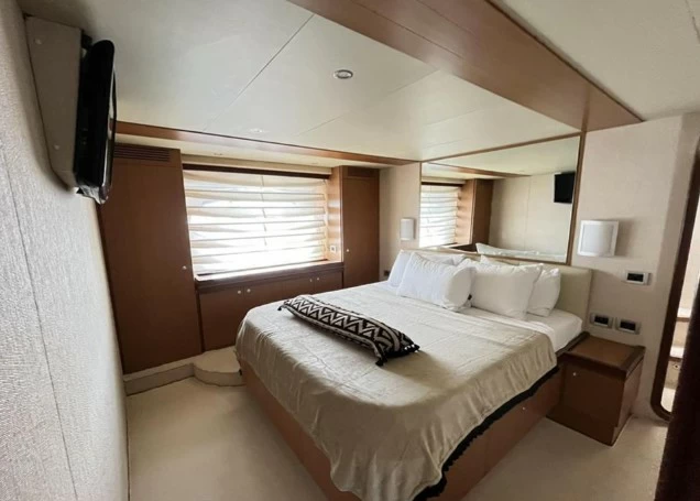 21米法拉帝(Ferretti)681二手游艇客舱