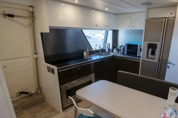 定制法拉帝(CustomLine)Navetta28二手豪华游艇厨房