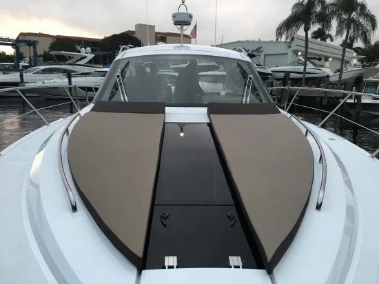 卡帝尔(Galeon)385HTS私人运动游艇前甲板