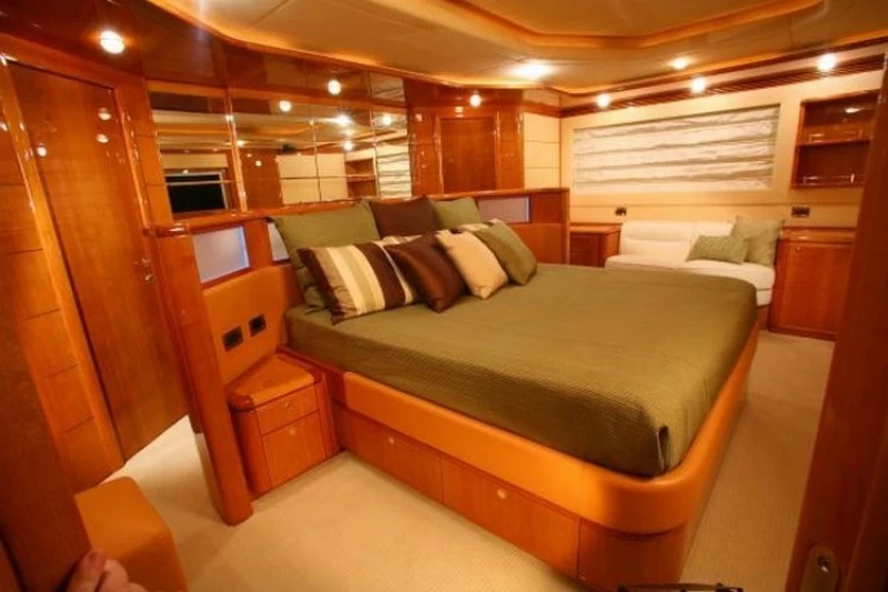 法拉帝(Ferretti)880飞桥游艇卧室