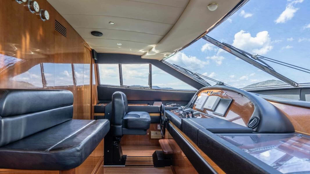 法拉帝(Ferretti)880飞桥游艇中控