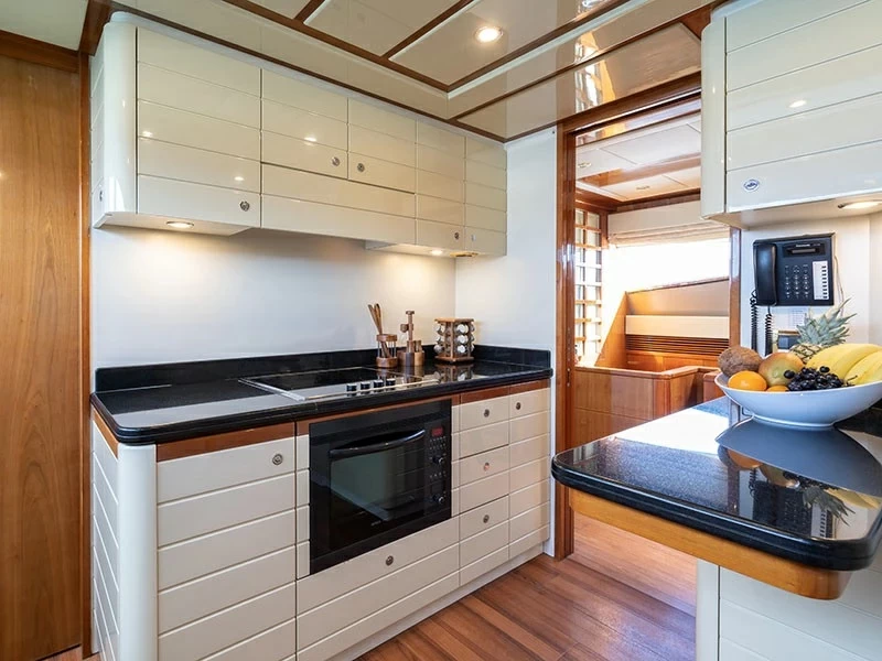法拉帝(Ferretti)880飞桥游艇厨房