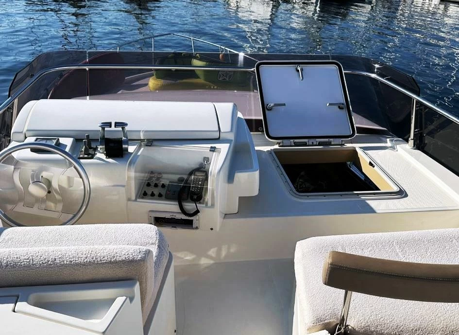 法拉帝(Ferretti)530飞桥游艇
