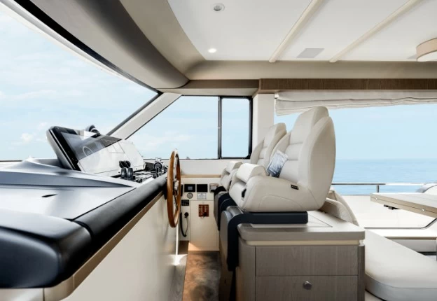 阿兹慕(Azimut)Magellano60飞桥游艇中控